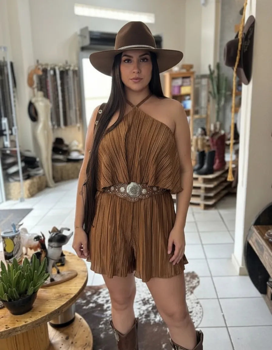 Macaquinho Feminino Plissado em Tecido Duna