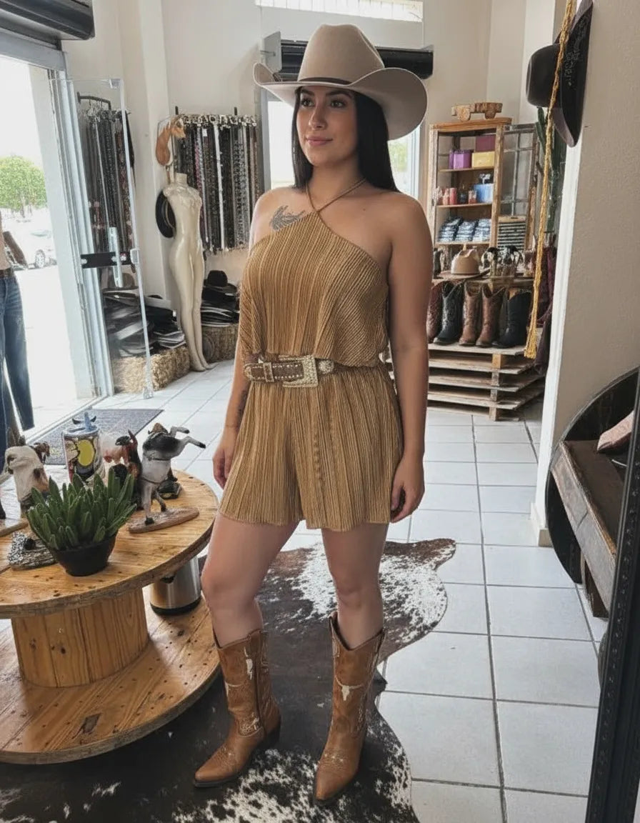 Macaquinho Feminino Plissado em Tecido Duna