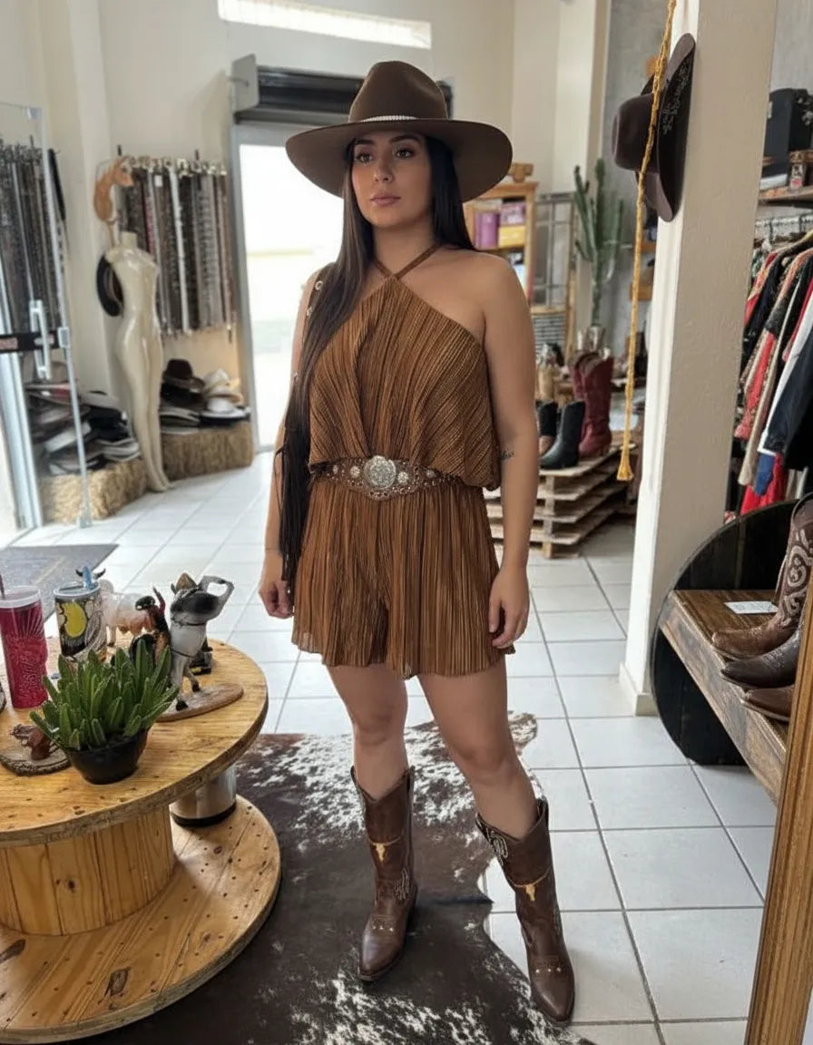 Macaquinho Feminino Plissado em Tecido Duna