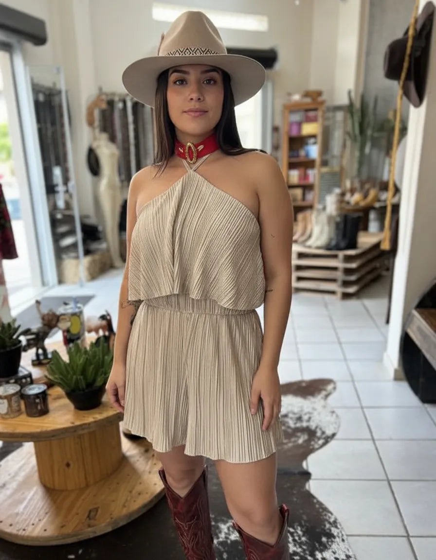 Macaquinho Feminino Plissado em Tecido Duna